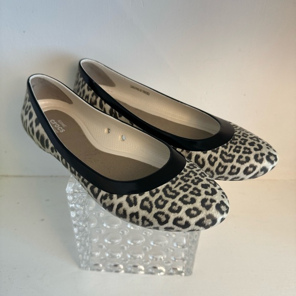 Crocs Women’s Size 8 Lina Graphic Print Leopard Pattern Flats - Picture 1 of 9